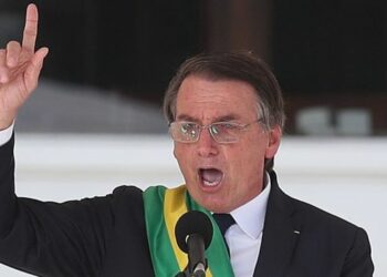 Bolsonaro amenaza con desplegar el Ejército para acabar con la cuarentena