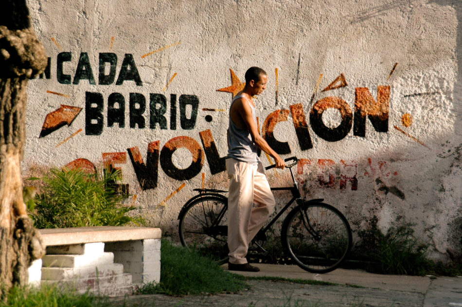 “Estados Unidos tiene una regla para ellos y otra para el mundo, Cuba ha desafiado eso”. Tracey Eaton entrevista a Iroel Sánchez