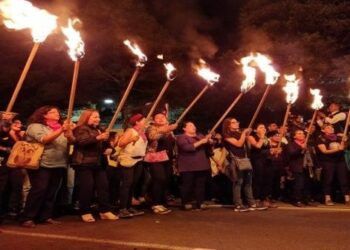 Cientos de mujeres marchan contra feminicidios en Ecuador