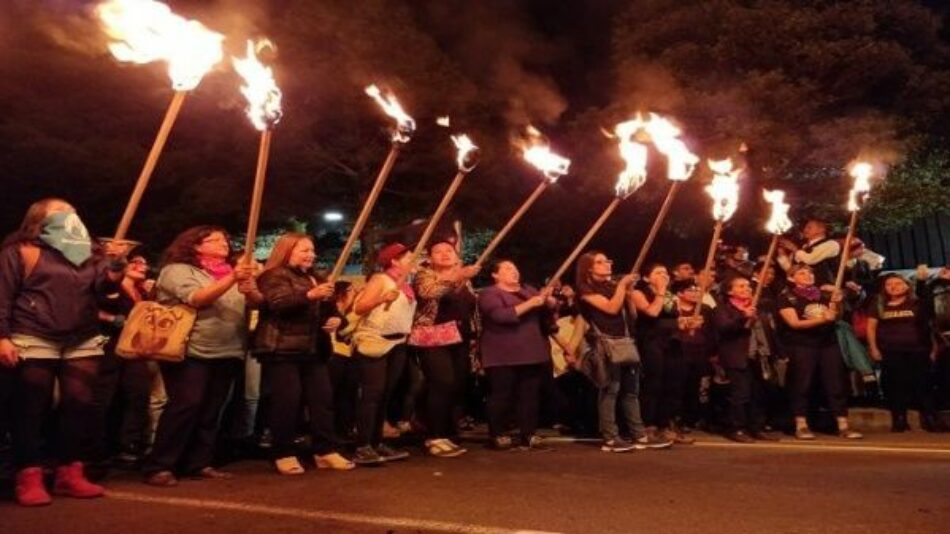 Cientos de mujeres marchan contra feminicidios en Ecuador