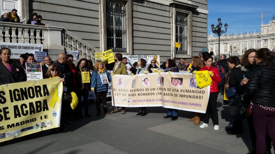 Las asociaciones de bebés robados se manifiestan en Madrid