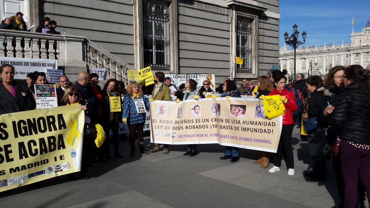 Las asociaciones de bebés robados se manifiestan en Madrid - Tercera ...