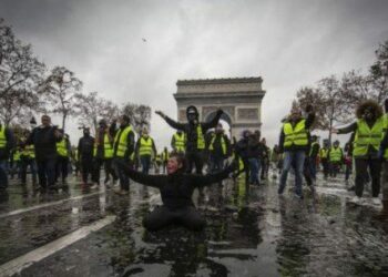 Francia: Chalecos Amarillos se autoproclaman presidentes y dan una semana a Macron para convocar a elecciones