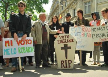 IU respalda la campaña #CarbonParaPedro lanzada por la emigración española para exigir al presidente del Gobierno la derogación del voto rogado