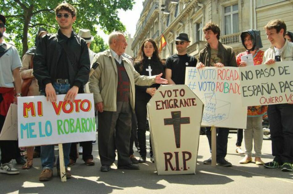 IU respalda la campaña #CarbonParaPedro lanzada por la emigración española para exigir al presidente del Gobierno la derogación del voto rogado