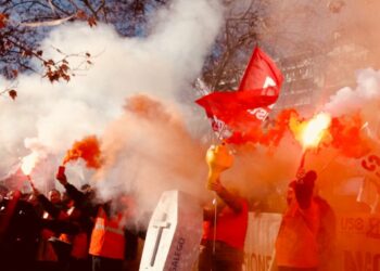 Miles de trabajadores de Alcoa se concentran ante el Ministerio de Industria contra el cierre de las dos plantas del aluminio en Avilés y A Coruña