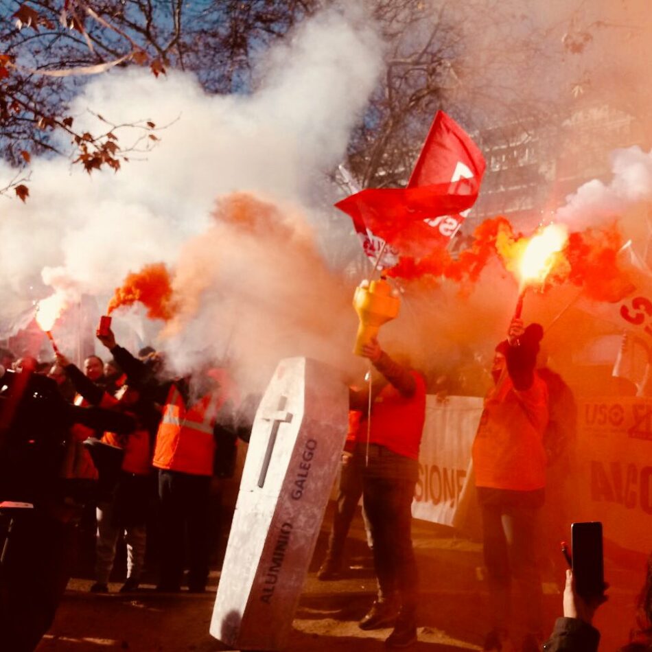 Miles de trabajadores de Alcoa se concentran ante el Ministerio de Industria contra el cierre de las dos plantas del aluminio en Avilés y A Coruña