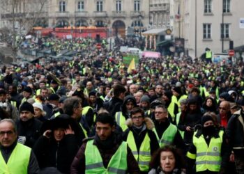 Choques entre los manifestantes y la policía en la primera convocatoria de los Chalecos Amarillos en 2019