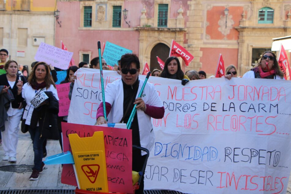 Limpiadoras de la CARM reclaman «respeto» al Gobierno regional y exigen la restitución de sus condiciones laborales