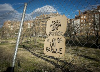 Lazos verdes por el parque «Las moreras» en Colonia Jardín (barrio de Campamento, Madrid)