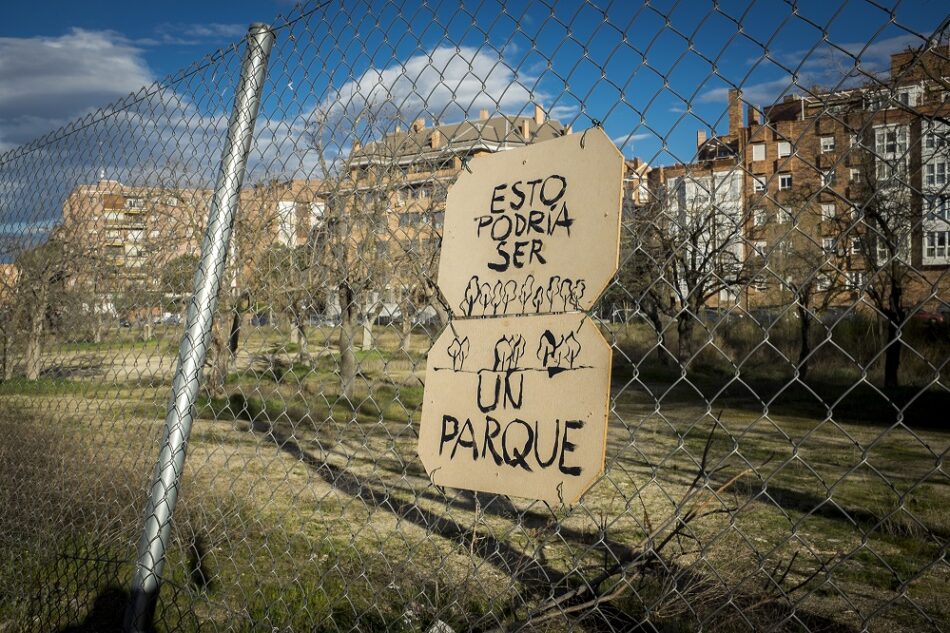 Lazos verdes por el parque «Las moreras» en Colonia Jardín (barrio de Campamento, Madrid)