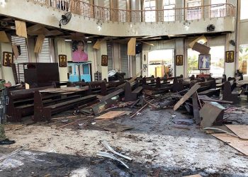 27 muertos y 77 heridos en un doble atentado con bomba en una catedral en Filipinas