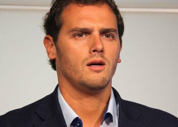 Senador Carles Mulet denuncia que los Vigilantes de AENA El Prat han sido expedientados por el incidente de seguridad de Albert Rivera