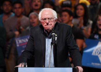 Sanders no reconoce a Guaidó como presidente interino de Venezuela