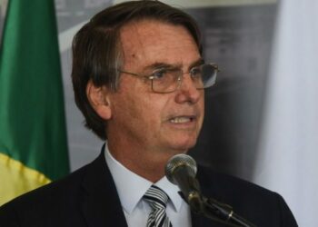 Bolsonaro dice que no es su competencia llevar el oxígeno a Amazonas, donde falta para atender a los pacientes con covid-19