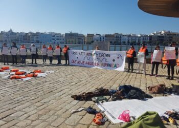 Una treintena de activistas europeos pide detener las muertes de personas migrantes en el Mediterráneo