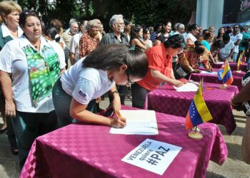 Cubanos suman firmas en respaldo a Venezuela y contra agresión