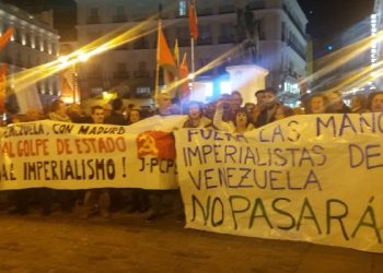 Concentración en la Puerta del Sol anoche: «Manos imperialistas fuera de Venezuela. No pasarán»