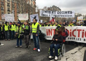 Los Chalecos amarillos protestan en Francia contra violencia policial