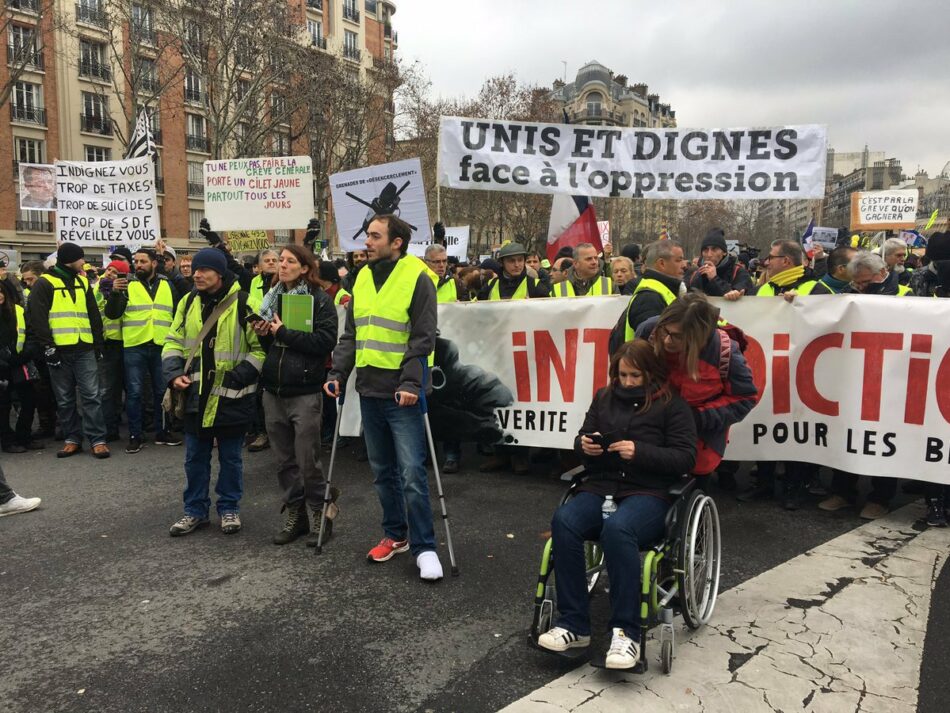Los Chalecos amarillos protestan en Francia contra violencia policial
