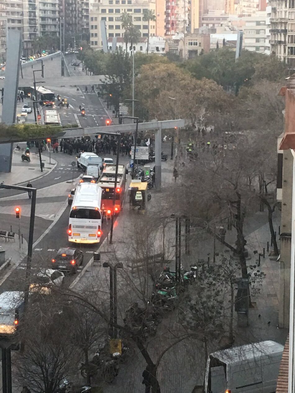 Huelga general 21-F en Cataluña: Varias carreteras y vías de tren cortadas