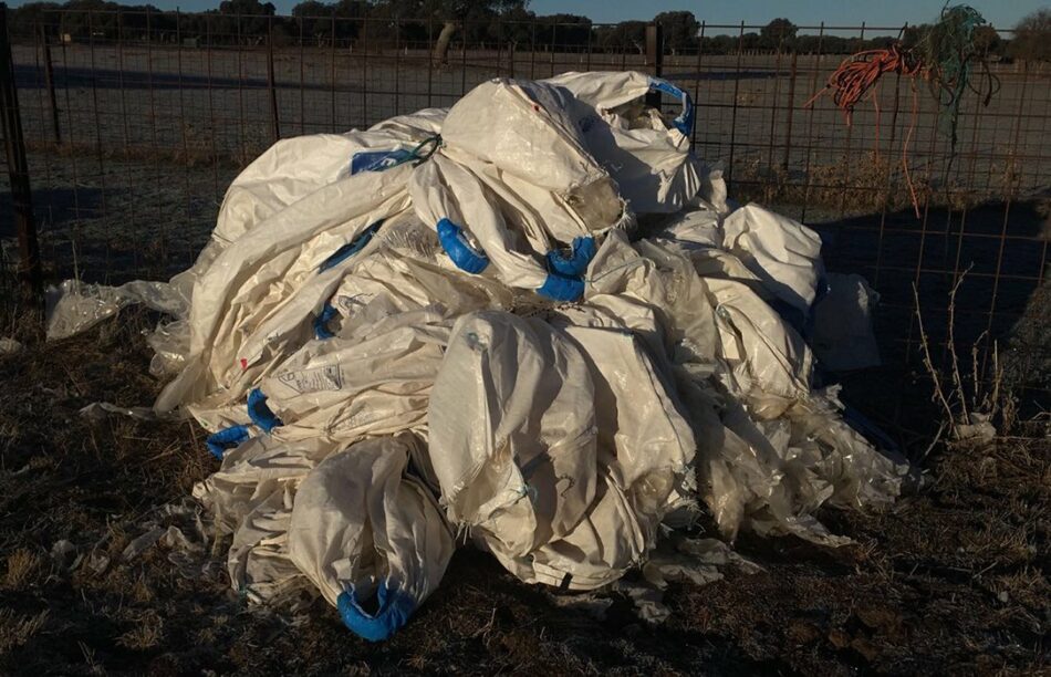 La Junta de Castilla y León, aborde la recogida de residuos plásticos procedentes de actividades ganadera y agrícola