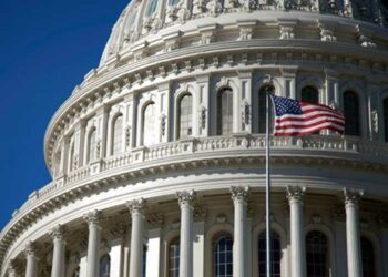 Congreso de EE.UU. aprueba ley de gastos, Trump va por la emergencia nacional