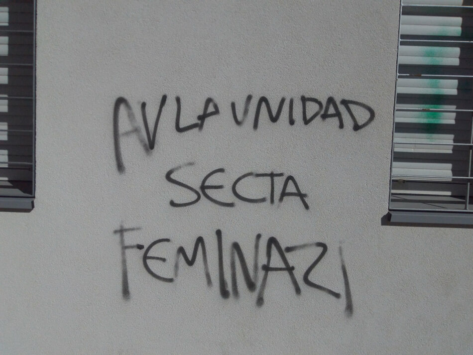 Aparecen nuevas pintadas contra el feminismo en la sede de la Asociación Vecinal La Unidad de Villaverde Este