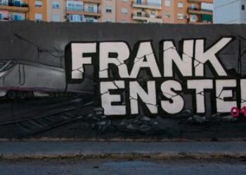Concentración de las víctimas del tren de Santiago frente al Congreso. Exigen responsabilidades políticas a Ana Pastor y José Blanco