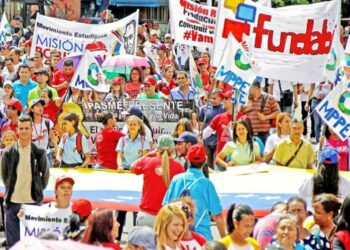 Juventud venezolana marcha en defensa de la Revolución