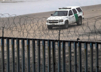 Roban el alambre de púas que EE.UU. colocó en la frontera con México y lo venden en Tijuana