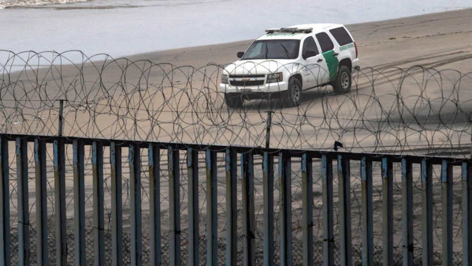 Roban el alambre de púas que EE.UU. colocó en la frontera con México y lo venden en Tijuana