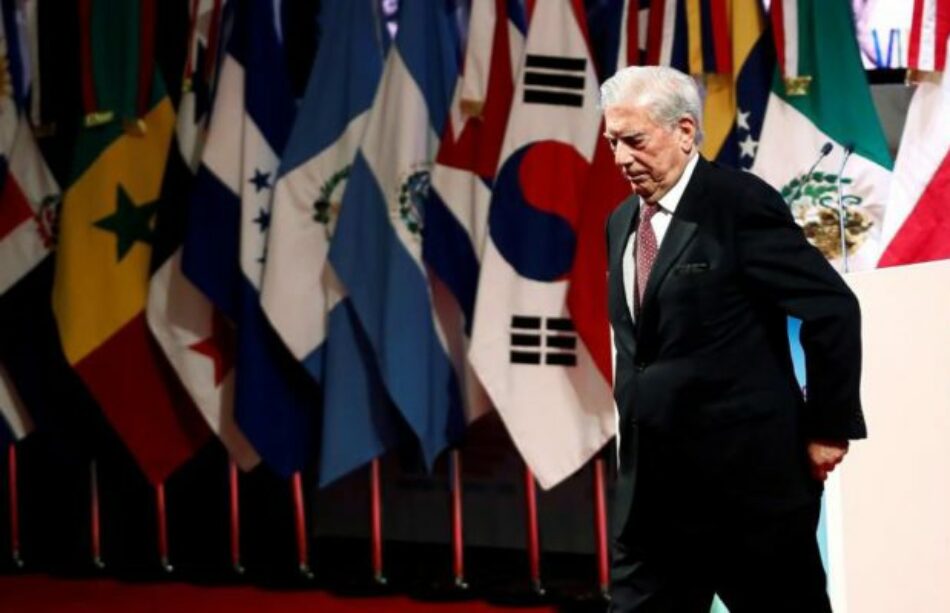 Vargas Llosa compite con Macri por quién halaga más los oídos del Rey