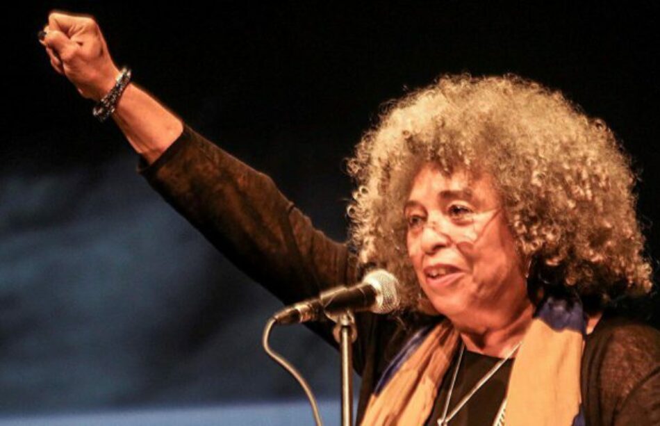 Angela Davis habló a teatro lleno en Uruguay