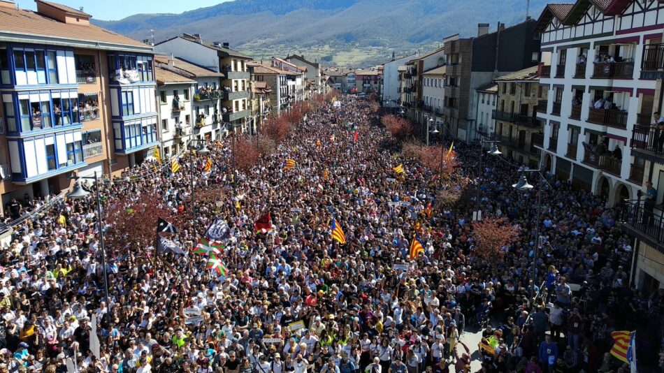 Cerca de 60 mil personas marcharon en Alsasua contra la injusticia y el montaje punitivo contra a ocho jóvenes