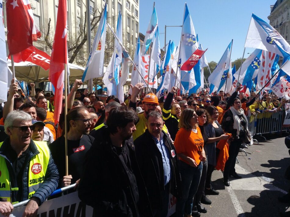 Alberto Garzón critica durante la concentración de trabajadores de Alcoa la “dejadez” del Gobierno del PSOE y denuncia que “está rendido ante la multinacional”
