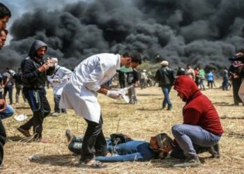 La represión israelí deja dos palestinos muertos y más de 60 heridos en Gaza