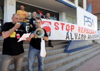 CGT exige ante las puertas de PSA Madrid la readmisión de Álvaro Parra, despedido por reclamar ropa de trabajo