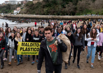 Jon Kortajarena y Greenpeace se unen contra el plástico en Vizcaya