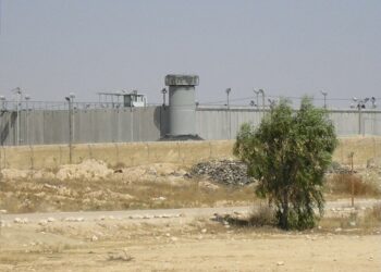 Prisioneros palestinos se rebelan en la prisión de Neguev: Dos carceleros israelíes heridos