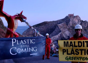 Greenpeace instala un dragón gigante en Rocadragón para exigir que las marcas eliminen su ‘maldito plástico’