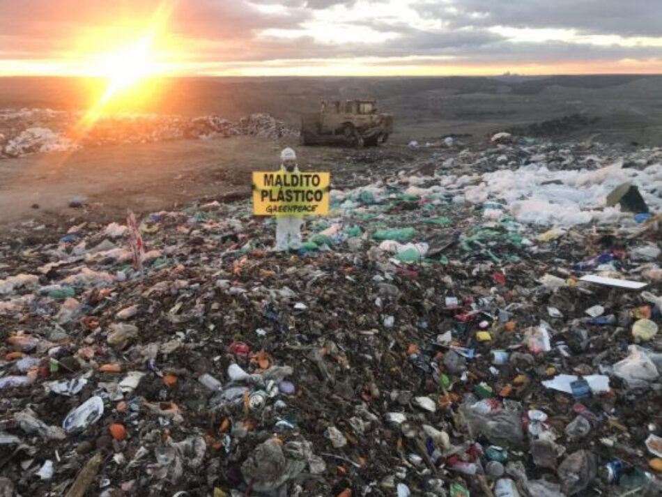 Activistas de Greenpeace se manifiestan en Valdemingómez contra la insostenible gestión de los envases plásticos en España