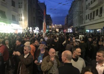 Continúan las protestas contra el presidente Vucic en Serbia