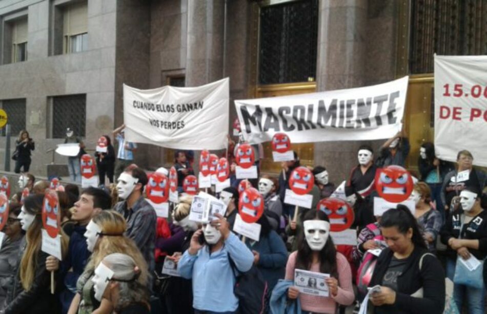 Argentina: Protesta cultural en Plaza de Mayo denunciando la pobreza