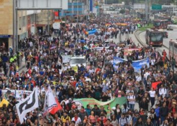 Contundente y exitoso Paro nacional en Colombia / Miles marcharon en todo el país / Fuerte represión en Plaza Bolivar, Bogotá