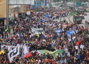 Contundente y exitoso Paro nacional en Colombia / Miles marcharon en todo el país / Fuerte represión en Plaza Bolivar, Bogotá