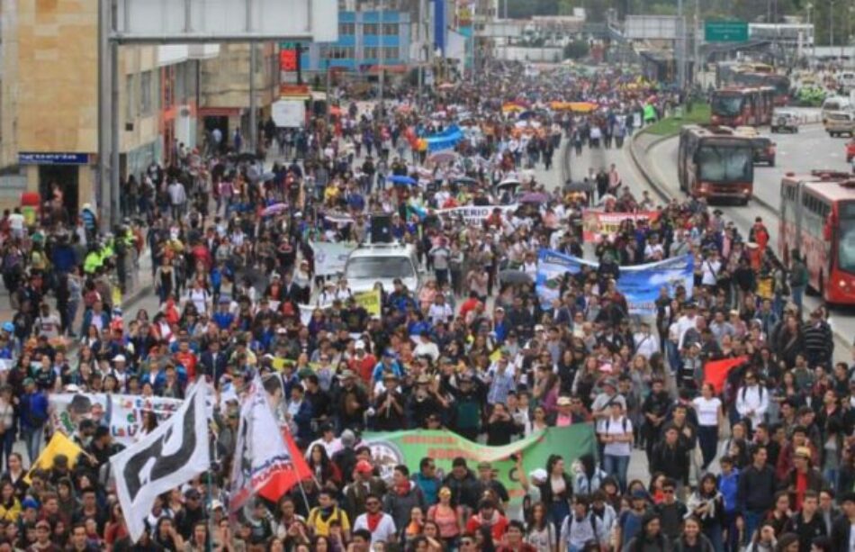 Contundente y exitoso Paro nacional en Colombia / Miles marcharon en todo el país / Fuerte represión en Plaza Bolivar, Bogotá
