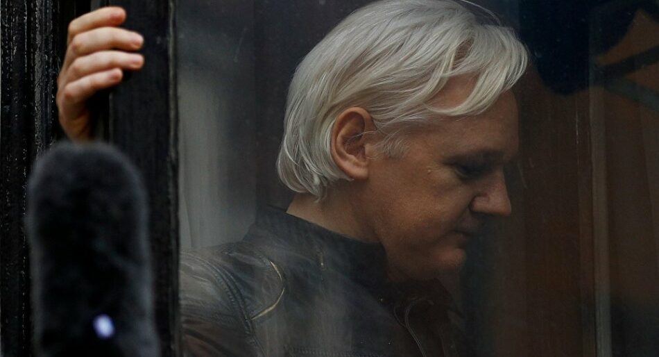 Arrestado Julian Assange en embajada de Ecuador en Londres. WikiLeaks descubre operación de espionaje para lograr su extradición