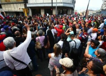 Chavismo se moviliza en rechazo a intento de golpe en Venezuela