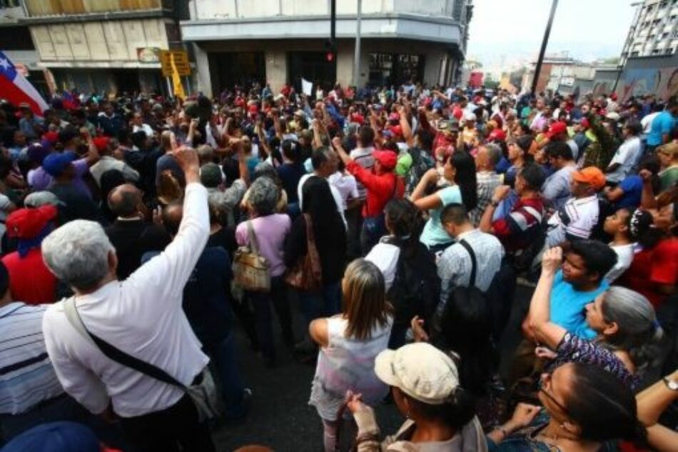 Chavismo se moviliza en rechazo a intento de golpe en Venezuela